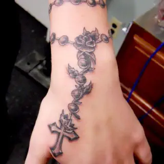 Rosenkranz Perlen am Arm Tattoo