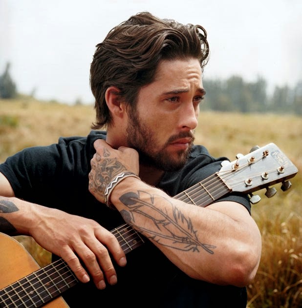 img/ryan-bingham-arm-tattoo-alles-was-sie-daruber-wissen-mussen.jpg