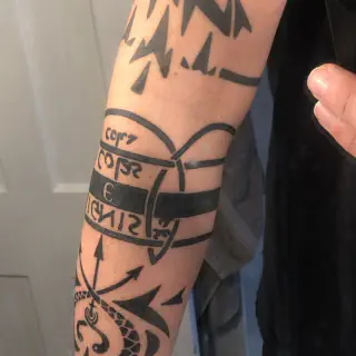 Bedeutung und Symbolik von Narben-Tattoos am Arm