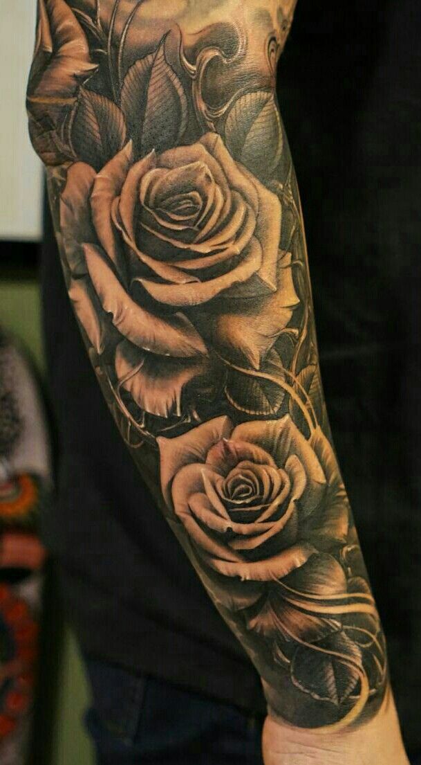 img/schadel-und-rosen-arm-tattoo.jpg