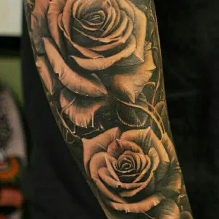 Schädel und Rosen Arm Tattoo