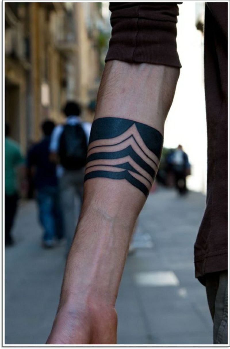 img/schwarze-ringe-auf-dem-arm-tattoo.jpg
