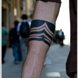 Schwarze Ringe auf dem Arm-Tattoo