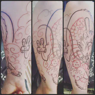 Der Shenron-Tattoo um den Arm gewickelt