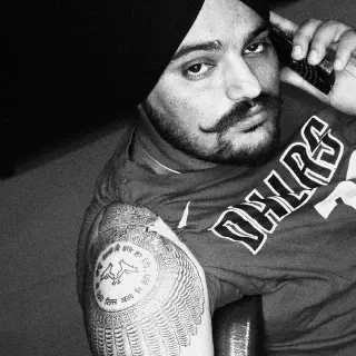 Sidhu Moose Wala und sein Arm Tattoo Bild