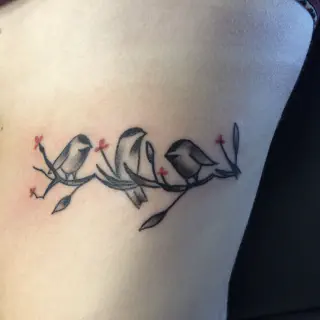 Kleines Wildblumenarm-Tattoo