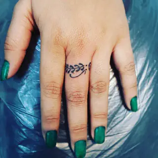 Solid Ring Tattoo um den Arm: Bedeutungen und Ideen