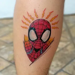 Der Spider-Man-Anzug und das Arm-Tattoo