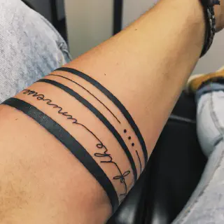 Strumpfband Arm Tattoo - Eine sexy und geheimnisvolle Tätowierung