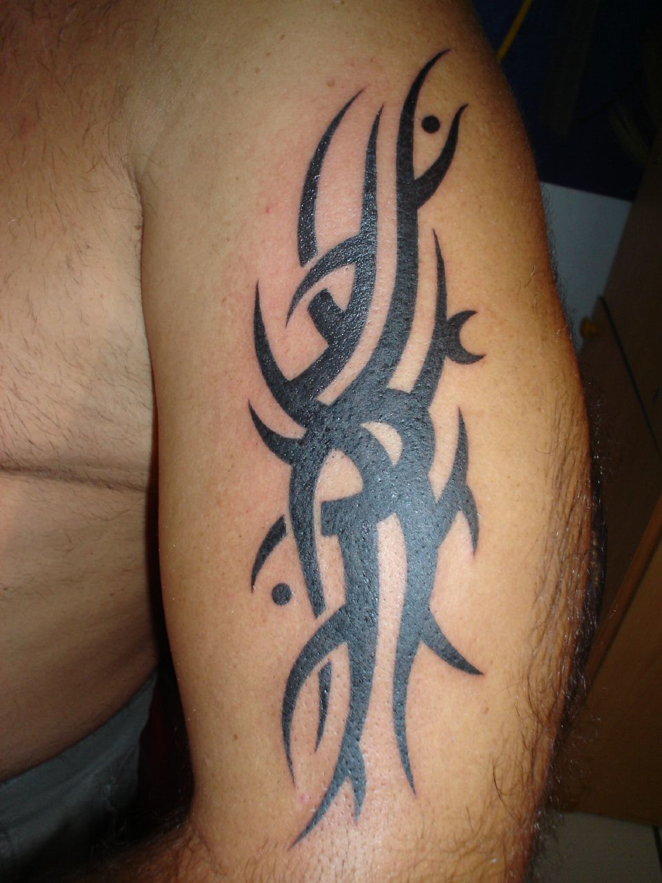 img/tribal-arm-tattoo-bedeutungen.jpg