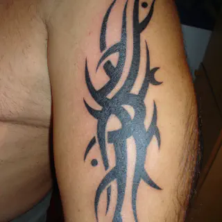 Die Bedeutungen von Tribal-Arm-Tattoos