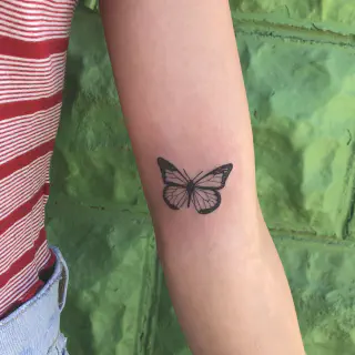 Vögel fliegen auf Tattoo am Arm