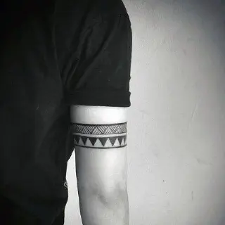Wie lange dauert es, einen Arm-Tattoo zu bekommen?