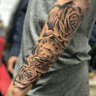 Wie man mit einem neuen Arm-Tattoo duscht